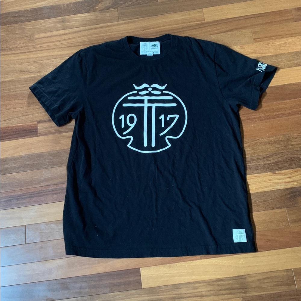 Men’s Roots black 1917 tee. Worn once never dried in dryer. XL.